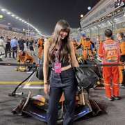 Get The Look: Gaya Edgy Urassaya Sperbund Nonton F1 di Singapura