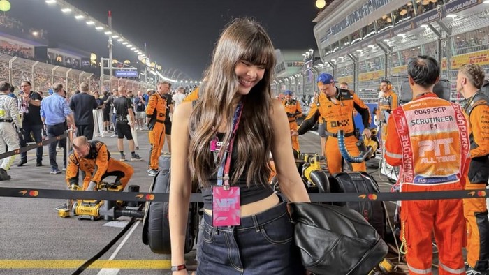 Get The Look: Gaya Edgy Urassaya Sperbund Nonton F1 di Singapura