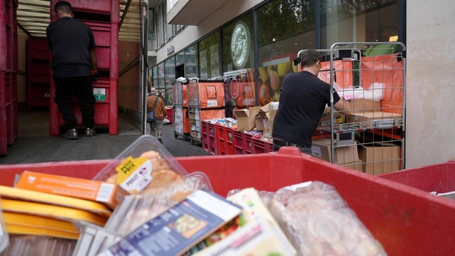 Employees fill boxes of perished goods outside an Intermarche supermarket in Paris the day after a cyberattack targeted refrigeration systems at French supermarket chains, causing food losses and fires at several stores, France, October 13, 2026. REU