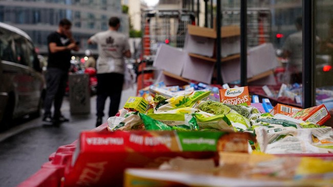 Boxes of perished goods are seen outside an Intermarche supermarket in Paris the day after a cyberattack targeted refrigeration systems at French supermarket chains, causing food losses and fires at several stores, France, October 13, 2026. REUTERS/L
