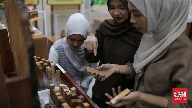 Suasana pameran temporer Hutan dan Peradaban: Dari Ekosistem Kehidupan Menuju Masa Depan di Stasiun MRT Bundaran HI, Jakarta, Rabu (14/10/2026).