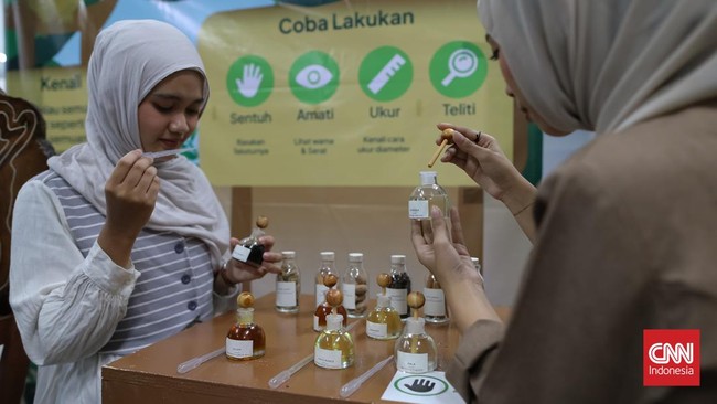 Suasana pameran temporer Hutan dan Peradaban: Dari Ekosistem Kehidupan Menuju Masa Depan di Stasiun MRT Bundaran HI, Jakarta, Rabu (14/10/2026).