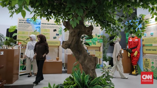 Suasana pameran temporer Hutan dan Peradaban: Dari Ekosistem Kehidupan Menuju Masa Depan di Stasiun MRT Bundaran HI, Jakarta, Rabu (14/10/2026).