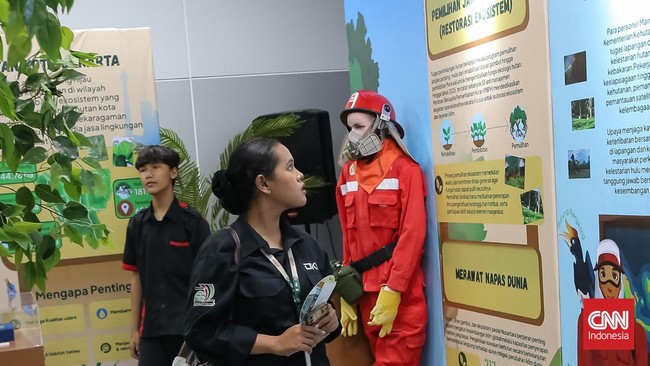 Suasana pameran temporer Hutan dan Peradaban: Dari Ekosistem Kehidupan Menuju Masa Depan di Stasiun MRT Bundaran HI, Jakarta, Rabu (14/10/2026).