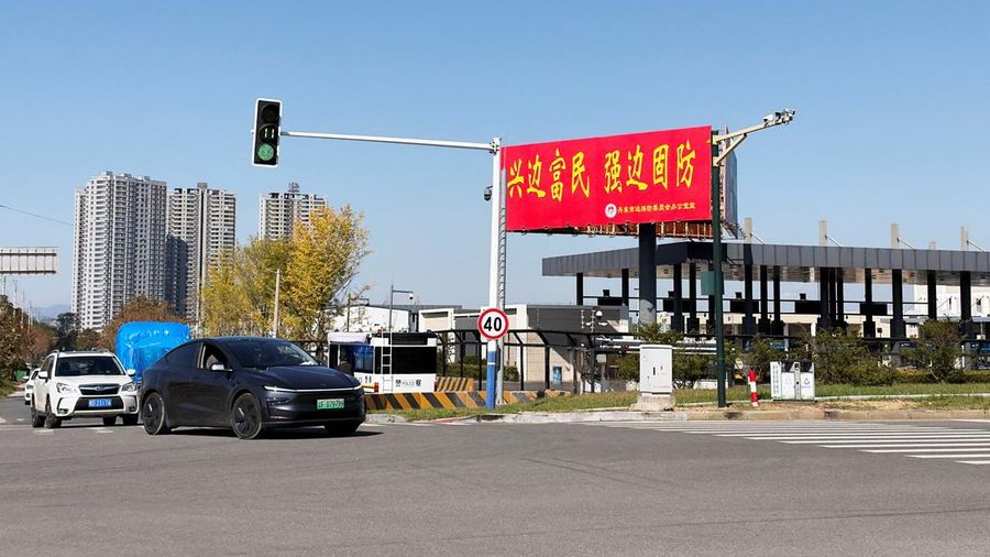 Jembatan Baru Sungai Yalu yang dirancang untuk menghubungkan Zona Baru Dandong di China dan Sinuiju di Korea Utara, terlihat dari Dandong, Provinsi Liaoning, China. (REUTERS/Mandy Leong)