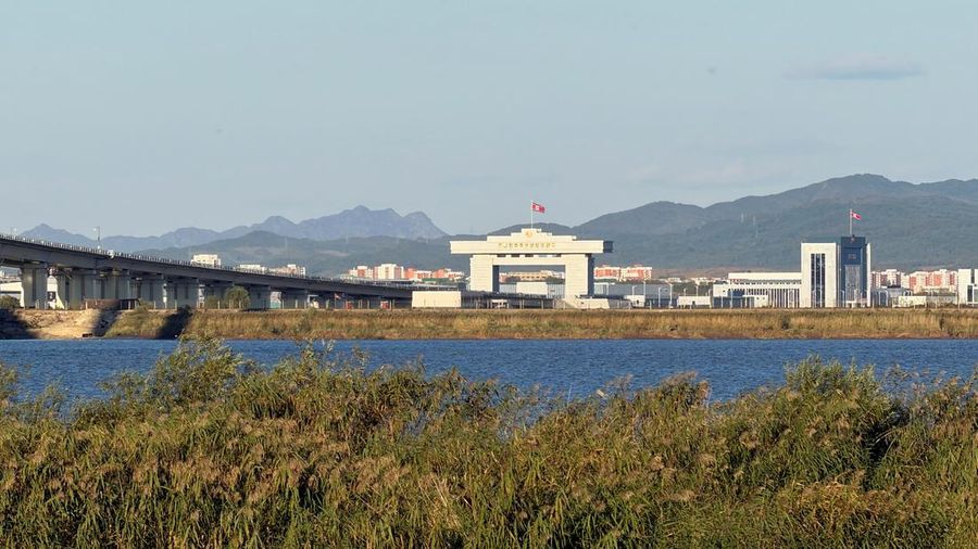 Jembatan Baru Sungai Yalu yang dirancang untuk menghubungkan Zona Baru Dandong di China dan Sinuiju di Korea Utara, terlihat dari Dandong, Provinsi Liaoning, China. (REUTERS/Mandy Leong)