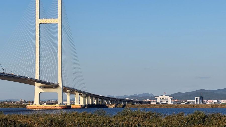 Jembatan Baru Sungai Yalu yang dirancang untuk menghubungkan Zona Baru Dandong di China dan Sinuiju di Korea Utara, terlihat dari Dandong, Provinsi Liaoning, China. (REUTERS/Mandy Leong)