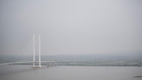 (FILES) This picture taken on May 30, 2018 shows a general view of the New Yalu River vehicle bridge leading to the North Korean city of Sinuiju seen from the border city of Dandong, in China's northeast Liaoning province. A new bridge linking China