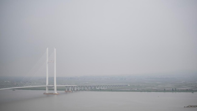 (FILES) This picture taken on May 30, 2018 shows a general view of the New Yalu River vehicle bridge leading to the North Korean city of Sinuiju seen from the border city of Dandong, in China's northeast Liaoning province. A new bridge linking China 