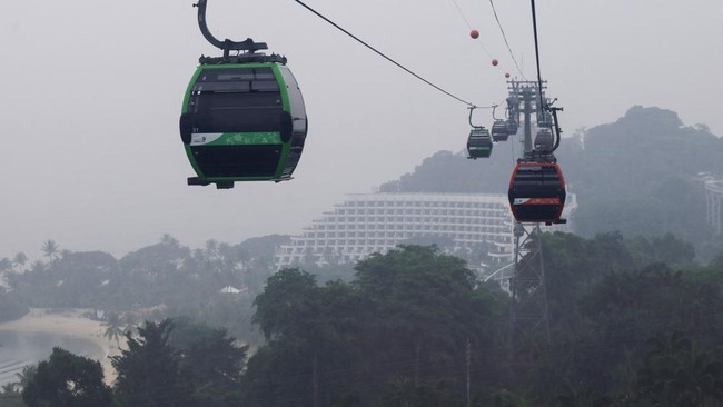 A general view of the cable car line in Sentosa shrouded in haze as smoke from regional forest fires reduces visibility across the island city-state of Singapore, October 14, 2026. REUTERS/Suhaimi Abdullah
