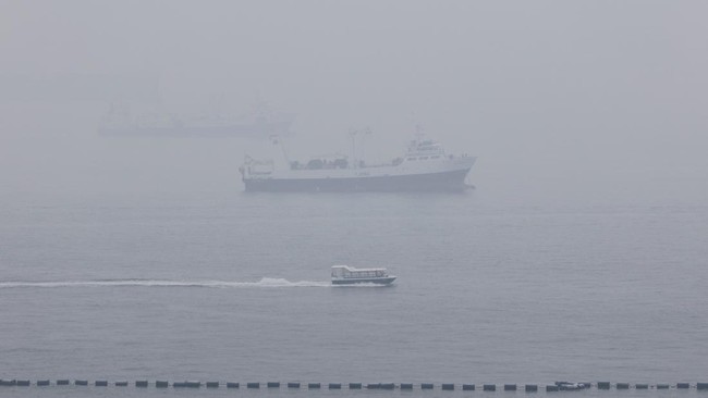 Haze shrouds ships anchored off the southern coast of Singapore as smoke from regional forest fires reduces visibility across the island city-state, October 14, 2026. REUTERS/Suhaimi Abdullah