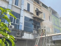 6 Mobil Damkar Dikerahkan Padamkan Kebakaran Kantor Notaris di Ngagel