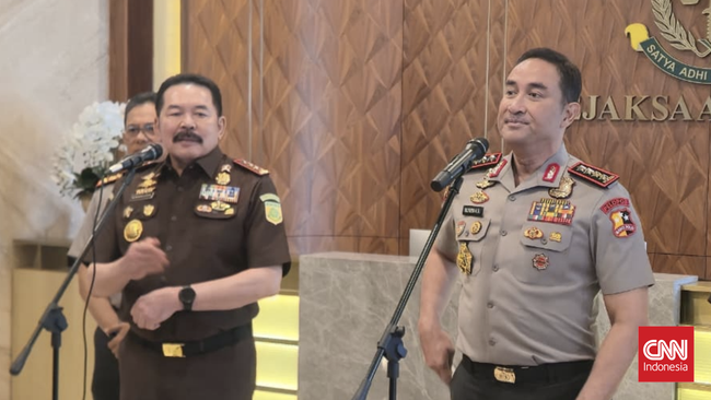 Kapolri Jenderal Suyudi Ario Seto beserta jajaran baru Pejabat Utama (Pju) Mabes Polri menemui Jaksa Agung Sanitiar Burhanuddin di Gedung Utama Kejaksaan Agung, pada Rabu (14/10)