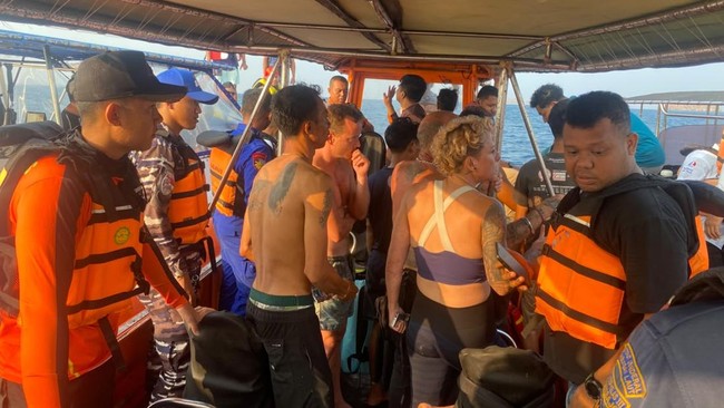 Satu orang penumpang kapal wisata KM. Feronia yang masih dalam pencarian diduga kuat terjebak di dalam toilet yang terkunci dari dalam saat kapal tiba-tiba terbalik dan tenggelam di perairan Tatawa Besar, Taman Nasional Komodo, Selasa (13/10).