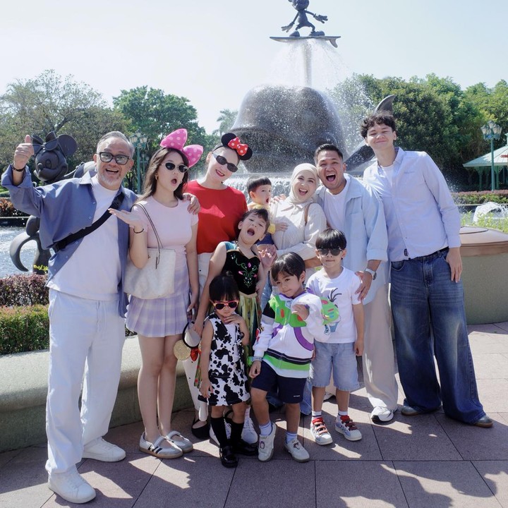 <p>Tak hanya Mona, Kesha juga merasa bahagia bisa liburan bareng keluarga tantenya. Kesha bahkan sempat merasa terharu karena bisa liburan dengan status sebagai Bunda dari tiga anak. "Sebenernya sepanjang di Disneyland ini aku agak melow dan terharu, waktu itu terakhir kesini sama bunda yanda aku yang masih di asuh sama bunda dan yanda, Raka dan Nala yang mungkin masih sebesar numa Balint atau Zyzy Aisha. Sekarang anak-anakku, Bunda, Yanda yang asuh di Disneyland, Raka dan Nala juga ikut gendong gendong anak anakku," ungkap Kesha. (Foto: Instagramm @kesharatuliu05)</p>