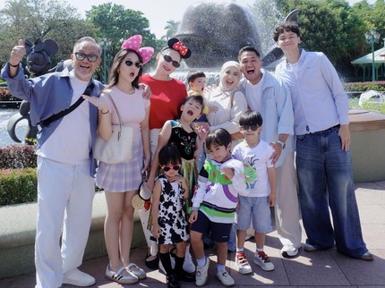 Keseruan Keluarga Mona Ratuliu Liburan ke Disneyland Hong Kong, Ajak Anak hingga Cucu