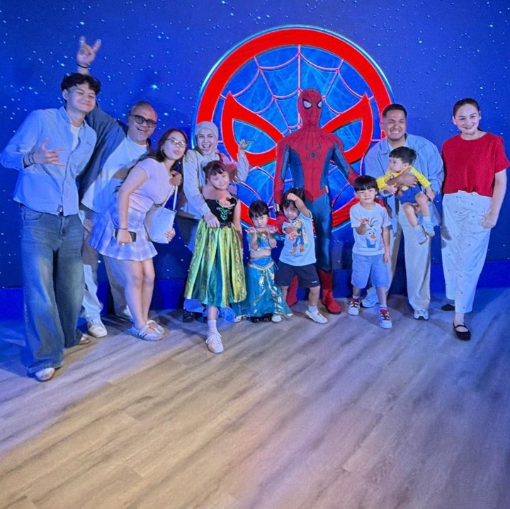 <p>Mona mengaku bahagia bisa liburan bareng keluarga keponakannya. Apalagi di liburan kali ini, Kesha bisa membawa suami dan tiga anaknya. "Udah lama banget nggak kumpul liburan begini. Akhirnya kumpul lagi setelah nambah setengah lusin personil termasuk @adhipermana_," tulisnya di Instagram. (Foto: Instagramm @monaratuliu)</p>