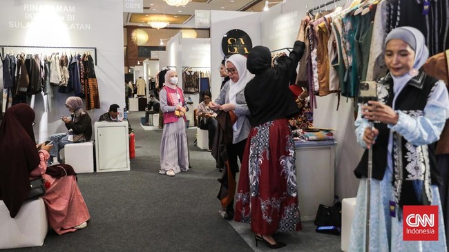 Sejumlah pengunjung melihat koleksi wastra dalam Indonesia International Modest Fashion Festival (IN2MOTIONFEST) di Jakarta International Convention Center (JICC) Senayan, Jakarta, Rabu (14/10). (CNN Indonesia/Febria Adha L