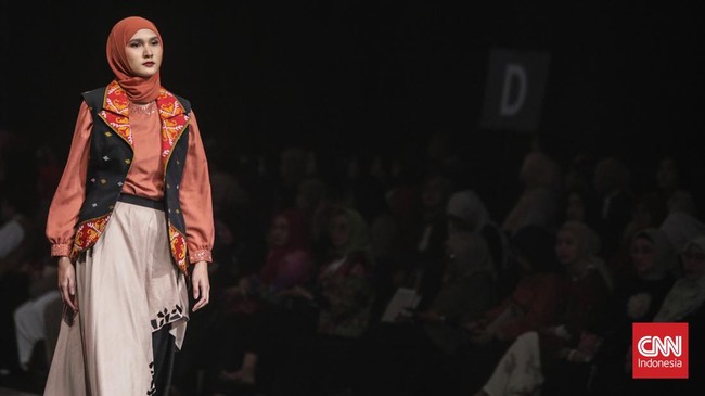 Sejumlah pengunjung melihat koleksi wastra dalam Indonesia International Modest Fashion Festival (IN2MOTIONFEST) di Jakarta International Convention Center (JICC) Senayan, Jakarta, Rabu (14/10). (CNN Indonesia/Febria Adha L
