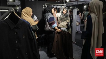 Sejumlah pengunjung melihat koleksi wastra dalam Indonesia International Modest Fashion Festival (IN2MOTIONFEST) di Jakarta International Convention Center (JICC) Senayan, Jakarta, Rabu (14/10). (CNN Indonesia/Febria Adha L