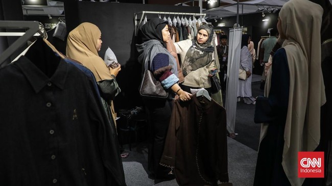 Sejumlah pengunjung melihat koleksi wastra dalam Indonesia International Modest Fashion Festival (IN2MOTIONFEST) di Jakarta International Convention Center (JICC) Senayan, Jakarta, Rabu (14/10). (CNN Indonesia/Febria Adha L