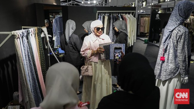 Sejumlah pengunjung melihat koleksi wastra dalam Indonesia International Modest Fashion Festival (IN2MOTIONFEST) di Jakarta International Convention Center (JICC) Senayan, Jakarta, Rabu (14/10). (CNN Indonesia/Febria Adha L