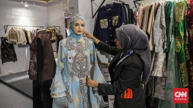 Sejumlah pengunjung melihat koleksi wastra dalam Indonesia International Modest Fashion Festival (IN2MOTIONFEST) di Jakarta International Convention Center (JICC) Senayan, Jakarta, Rabu (14/10). (CNN Indonesia/Febria Adha L)