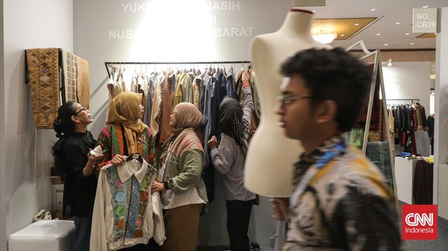 Sejumlah pengunjung melihat koleksi wastra dalam Indonesia International Modest Fashion Festival (IN2MOTIONFEST) di Jakarta International Convention Center (JICC) Senayan, Jakarta, Rabu (14/10). (CNN Indonesia/Febria Adha L)