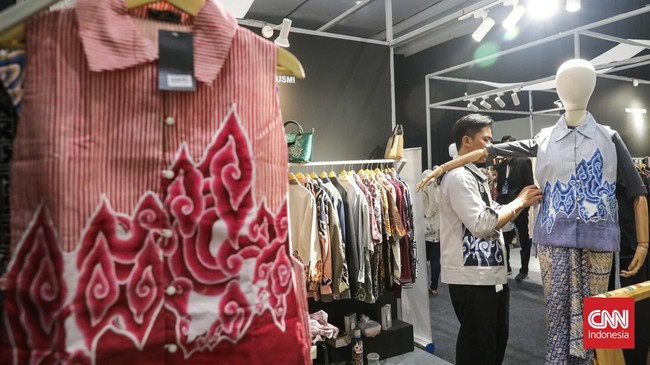 Sejumlah pengunjung melihat koleksi wastra dalam Indonesia International Modest Fashion Festival (IN2MOTIONFEST) di Jakarta International Convention Center (JICC) Senayan, Jakarta, Rabu (14/10). (CNN Indonesia/Febria Adha L)