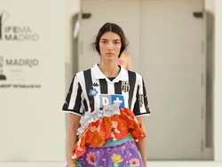 Diana Rikasari Olah Jersey Bola Bekas Jadi Koleksi Fashion Penuh Warna