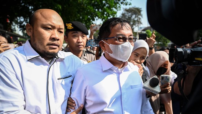 Sekretaris Utama Badan Nasional Penanggulangan Bencana (BNPB) Rustian (kedua kiri) berjalan usai menjalani pemeriksaan di Gedung Merah Putih KPK, Jakarta, Rabu (14/10/2026). KPK memeriksa Rustian dan 13 orang lainnya sebagai saksi dalam OTT KPK terka