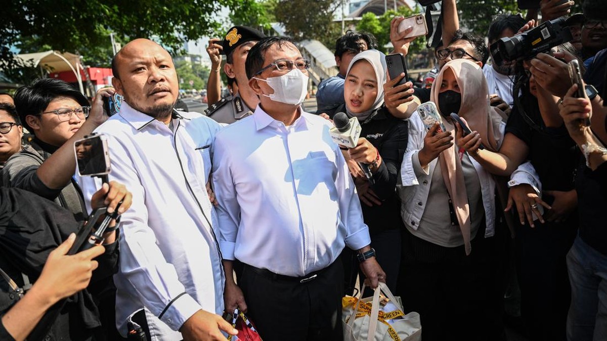 Sekretaris Utama Badan Nasional Penanggulangan Bencana (BNPB) Rustian (ketiga kiri) berjalan usai menjalani pemeriksaan di Gedung Merah Putih KPK, Jakarta, Rabu (14/10/2026). KPK memeriksa Rustian dan 13 orang lainnya sebagai saksi dalam OTT KPK terk
