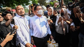 Sekretaris Utama Badan Nasional Penanggulangan Bencana (BNPB) Rustian (ketiga kiri) berjalan usai menjalani pemeriksaan di Gedung Merah Putih KPK, Jakarta, Rabu (14/10/2026). KPK memeriksa Rustian dan 13 orang lainnya sebagai saksi dalam OTT KPK terk
