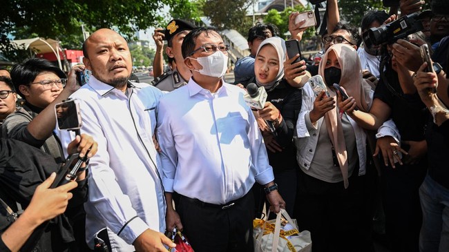 Sekretaris Utama Badan Nasional Penanggulangan Bencana (BNPB) Rustian (ketiga kiri) berjalan usai menjalani pemeriksaan di Gedung Merah Putih KPK, Jakarta, Rabu (14/10/2026). KPK memeriksa Rustian dan 13 orang lainnya sebagai saksi dalam OTT KPK terk