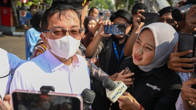 Sekretaris Utama Badan Nasional Penanggulangan Bencana (BNPB) Rustian (kiri) berjalan usai menjalani pemeriksaan di Gedung Merah Putih KPK, Jakarta, Rabu (14/10/2026). KPK memeriksa Rustian dan 13 orang lainnya sebagai saksi dalam OTT KPK terkait kas