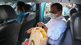 Sekretaris Utama Badan Nasional Penanggulangan Bencana (BNPB) Rustian (kanan) usai menjalani pemeriksaan di KPK, Jakarta, Rabu (14/10/2026)