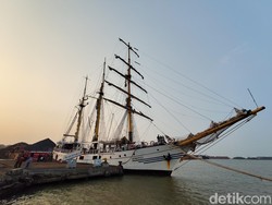 KRI Dewaruci Bersandar di Cirebon, Warga Bisa Naik Kapal TNI AL