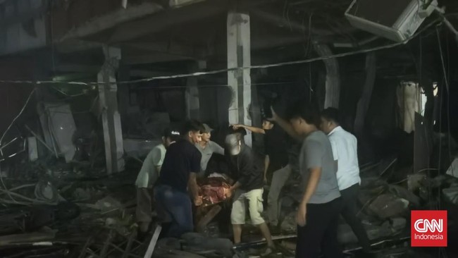 Ledakan terjadi di kawasan Pasar Cimanggis, Kecamatan Ciputat, Kota Tangerang Selatan (Tangsel), Banten, Rabu (14/10) malam. Peristiwa tersebut menyebabkan sejumlah lapak dan rumah toko (ruko) rusak parah serta beberapa warga dilaporkan terluka.
