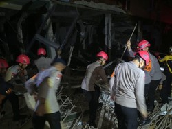 Brimob Polda Metro Evakuasi Korban Ledakan di Pasar Cimanggis Ciputat