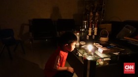 Kondisi Listrik Padam di Perumahan Pinang Mas Tanjungpinang, warga menyalakan lilin dan lampu pelita agar terang dari gelap gulita akibat pemadaman listrik secara total.