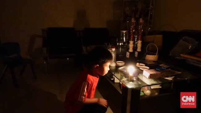 Kondisi Listrik Padam di Perumahan Pinang Mas Tanjungpinang, warga menyalakan lilin dan lampu pelita agar terang dari gelap gulita akibat pemadaman listrik secara total.