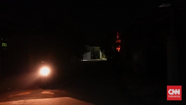 Puluhan warga Tanjungpinang protes di kantor PLN akibat pemadaman listrik berkepanjangan. Mereka menuntut kejelasan dan solusi dari pihak PLN.