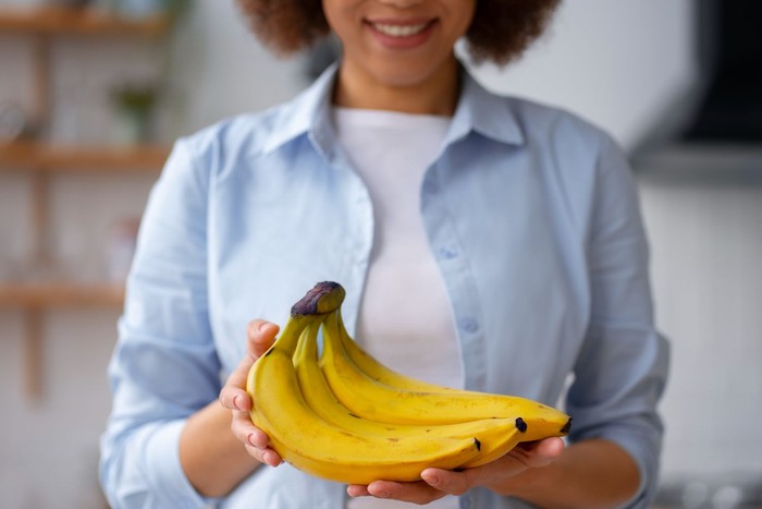 manfaat rutin makan pisang untuk sarapan setiap hari adalah memberikan dorongan energi yang cepat dan stabil.