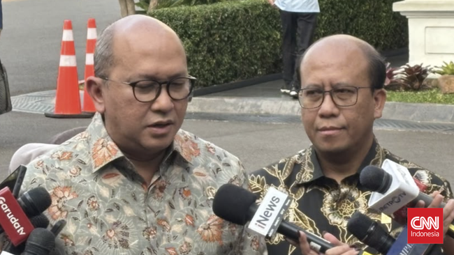 Menteri Investasi dan Hilirisasi/Kepala BKPM Rosan Roeslani, serta Direktur Manajemen Proyek dan Energi Baru Terbarukan PT PLN (Persero) Suroso Isnandar di Istana Merdeka, Jakarta, pada Rabu, 14 Oktober 2026.