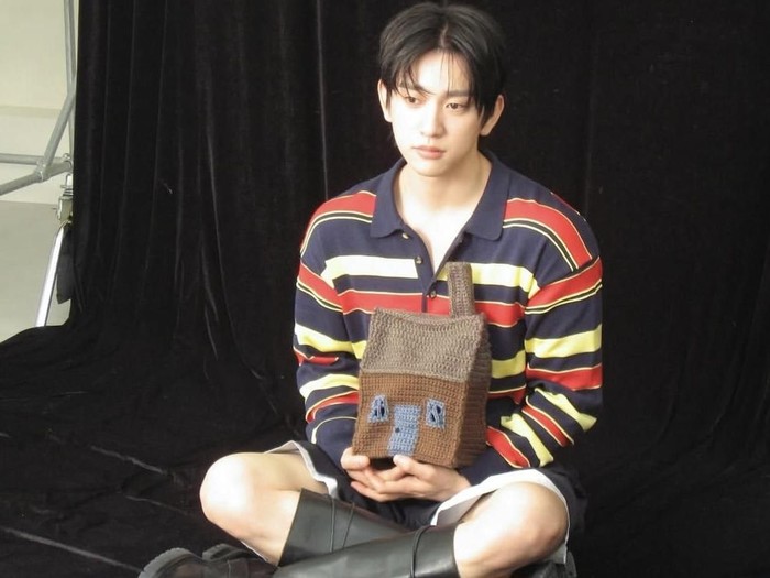 Meskipun sekarang lebih aktif di dunia akting, namun Jin Young juga masih produktif berkarier di dunia musik. Selain bersama GOT7, ia juga merilis album solo untuk menyapa para penggemarnya./ foto: instagram.com/jinyoung_0922jy
