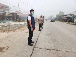 Pelalawan Diselimuti Kabut Asap, Polisi Turun ke Jalan Atur Lalin