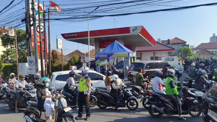 Antrean BBM Mengular di Bali, Bahlil Pastikan Stok 18 Hari Aman