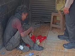 Viral Pria Diduga ODGJ Tidur di Saluran Air Pasar Serpong, Polisi Evakuasi