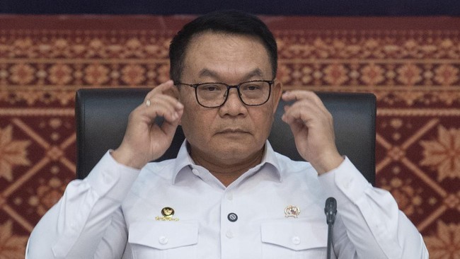 Menteri Koordinator Bidang Politik dan Keamanan (Menko Polkam) Dudung Abdurachman bersiap memimpin rapat koordinasi penanganan kebakaran hutan dan lahan (karhutla) di wilayah Sumatera Selatan di Griya Agung, Palembang, Sumatera Selatan, Rabu (14/10/2