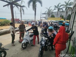 Satpol PP Usir Mobil dan Motor Bolak-balik Antre di SPBU Polman